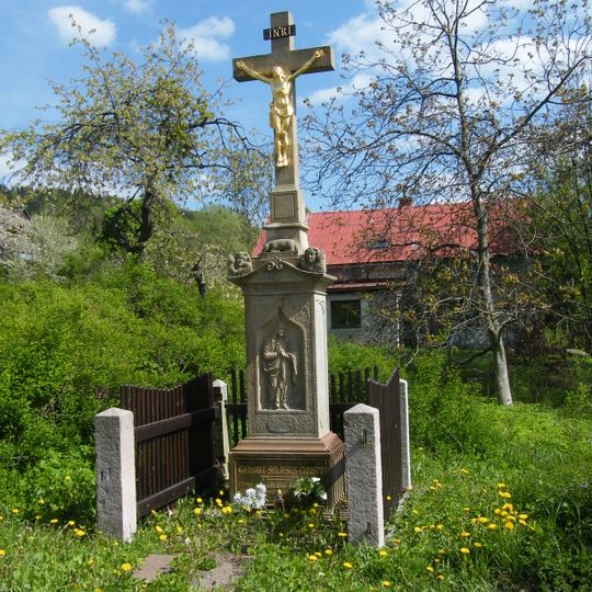 Kříž v Markoušovicích u turistického rozcestníku