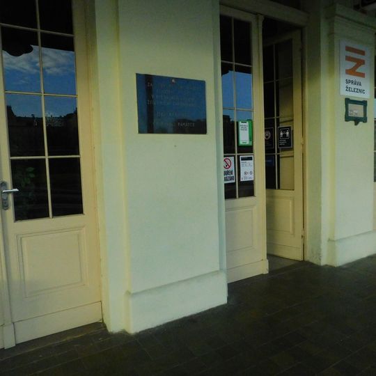 Pamětní deska Jiřího Rakovce na nádraží Praha - Dejvice