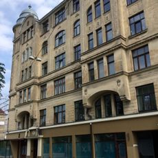 Īres nams ar veikaliem