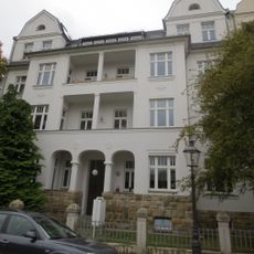 Mietshaus in geschlossener Bebauung konzipiert, mit Vorgarten und Einfriedung Dorotheenstraße 27