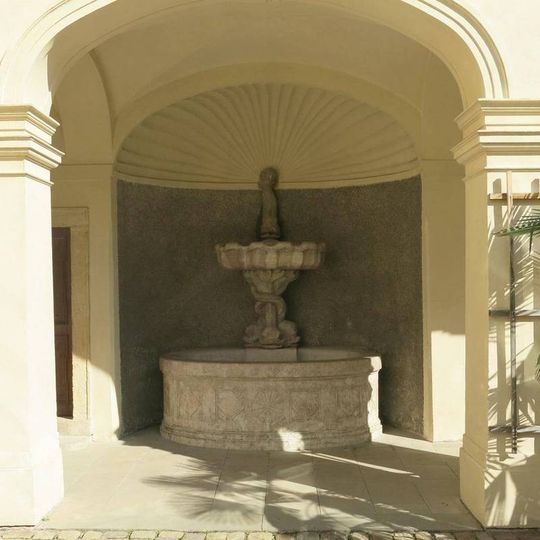 Malá kašna na nádvoří zámku v Mníšku pod Brdy