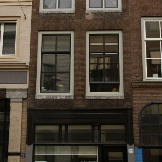 Pand met eenvoudige lijstgevel