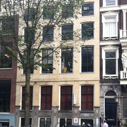 Pand met vierraamsgevel onder rechte lijst met consoles xviiic?)