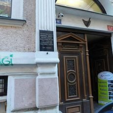 Pamětní deska Bohumila Kobese na domě Školská 1736/12 v Praze