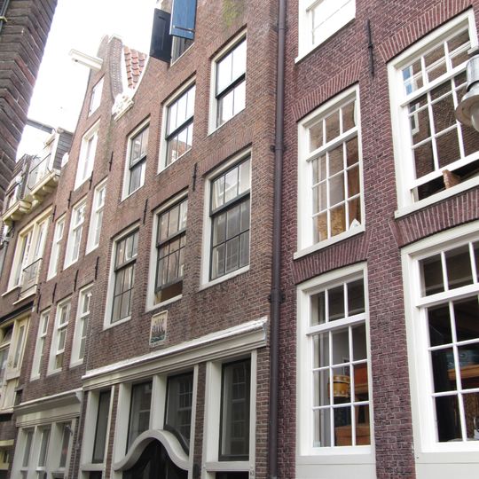 Pand met klokgevel met gevelsteen