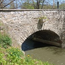 Puente cerca del campo de fútbol
