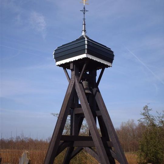 Kerkhof met klokkenstoel