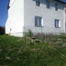 Kříž v Číhané u plotu