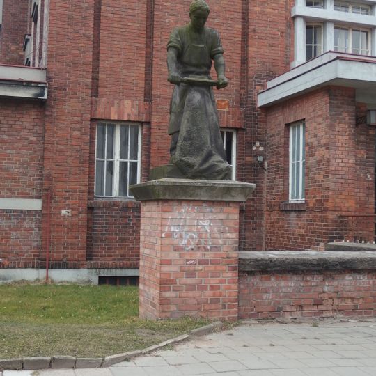 Socha Koželuh před střední školou v Hradecké ulici v Hradci Králové