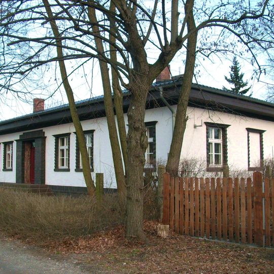 Hüttenkasino des Glaswerkes Strangfeld & Hannemann; Kasino-Gebäude mit Einfriedung Dresdener Straße 2a