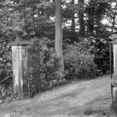 Twee natuurstenen hekpijlers