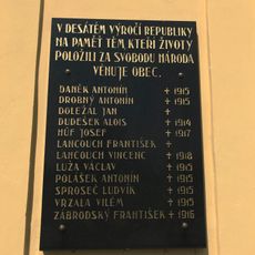 Pamětní deska obětem 1. světové války na budově školy ve Velehradě