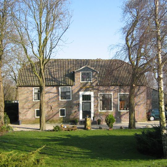Boerderij Zomervreugd, fraai dwarstype, hoog onderkelderd. Modern dak, opzij nieuwbouw