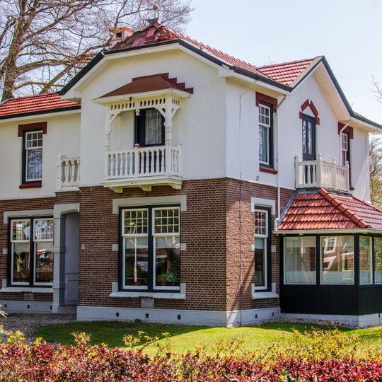 Herenhuis met aangebouwde garage