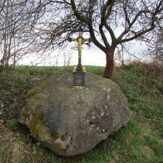 Kříž v kameni u čp.127 v Kojčicích