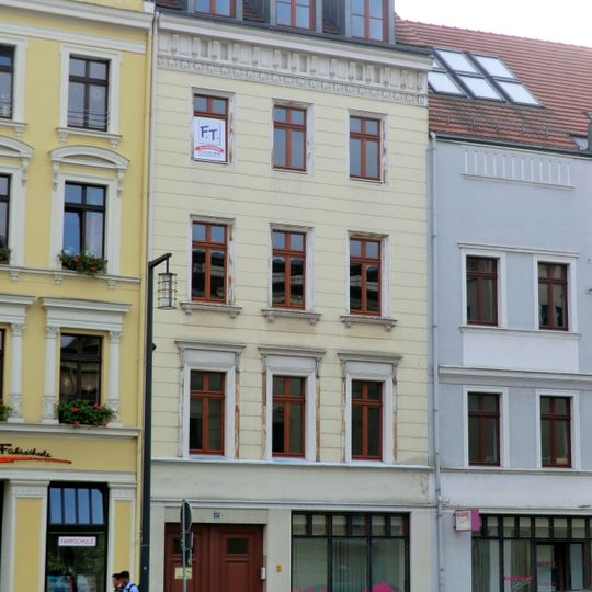 Wohnhaus mit Laden in geschlossener Bebauung und Werkstattgebäude im Hof Demianiplatz 27