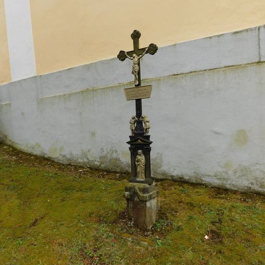 Kříž s pamětní destičkou na hřbitově u kostela v Sobíňově