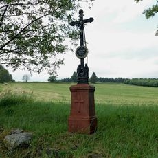 Kříž u polní cesty severně od samoty Skalka