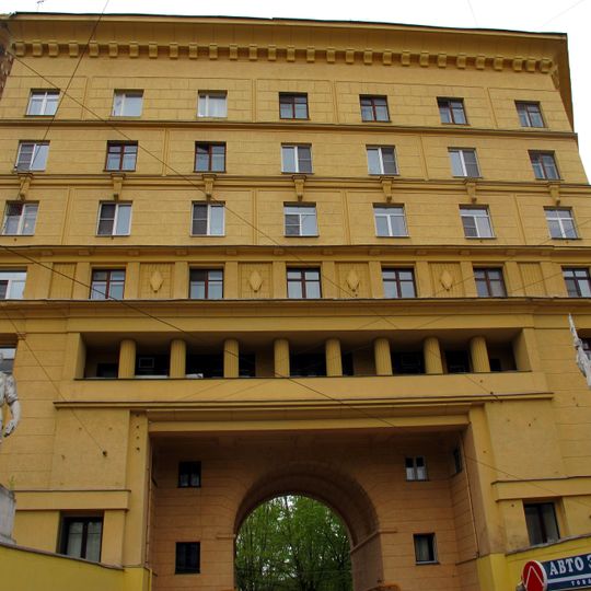 Жилой корпус с двумя скульптурами