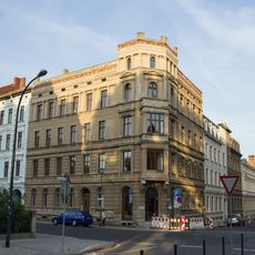 Wohnhaus in geschlossener Bebauung, Eckladen mit Fassade um 1910, Eckhaus Gartenstraße 1 (Hauptanschrift: Konsulstraße 11)