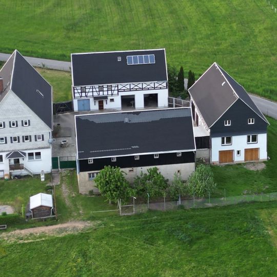 Westliches Wohnstallhaus, nördliches und südliches Seitengebäude sowie Scheune eines Vierseithofes Claußnitzer Straße 2