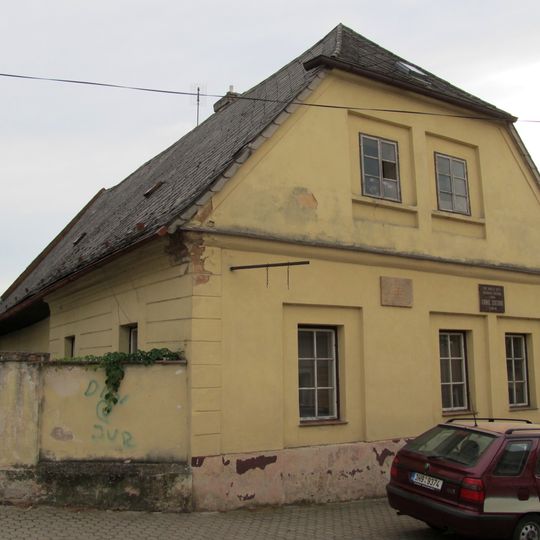 Dům čp. 8 s pamětní deskou otce Bedřicha Smetany