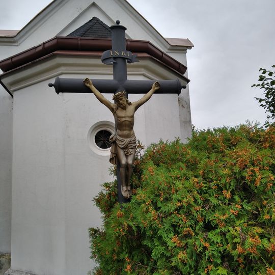 Kříž u kaple ve Staré Huti
