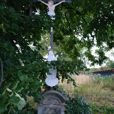 Kříž v zahradě domu 133 v Horním Podluží