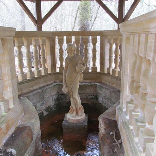 Studánka se zastřešením a sochařskou výzdobou v údolí Debeřského potoka severovýchodně od Peruce