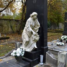 Cintorín ev. a. v. , náhrobník so sochou