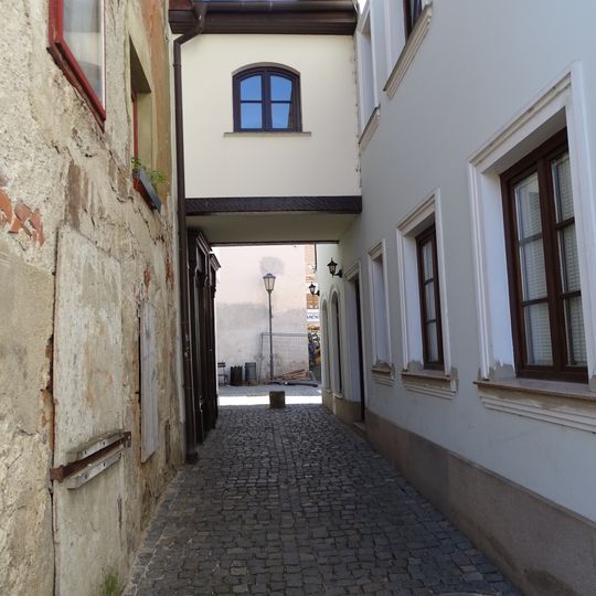 Mostní přechod mezi domy L. Pokorného 11/1 a Havlíčkovo nábř. 114/1