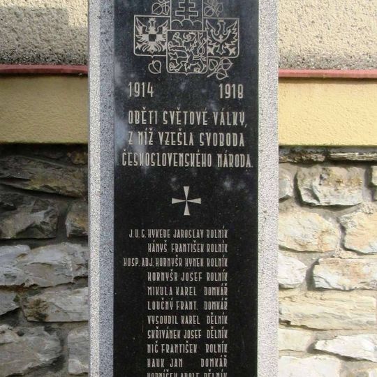 Pomník padlým v Lukavici u školy