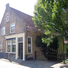 Pand met kapverdieping onder pannen zadeldak