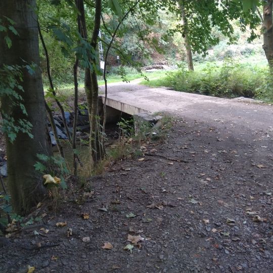 Most přes Šárecký potok na cestě od Vizerky k ulici Nad Habrovkou