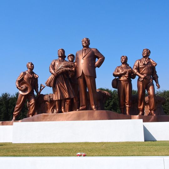 Group statue at Chongsan-ri Cooperative Farm