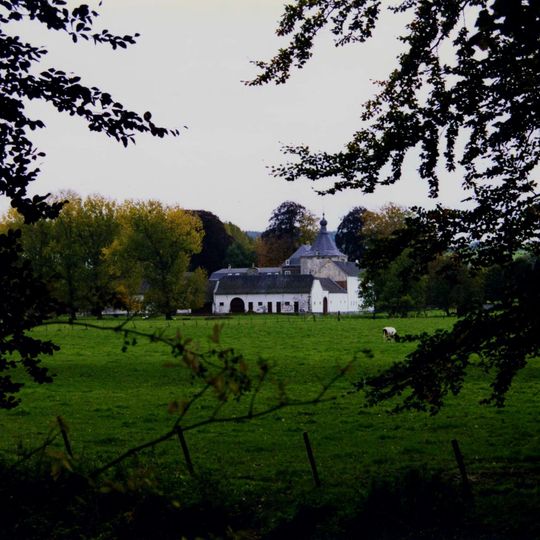 Castle Genhoes: series of connected building parts on a U-shaped plan around paved yard