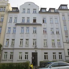 Mietshaus in geschlossener Bebauung mit Vorgarten Altendorfer Straße 5