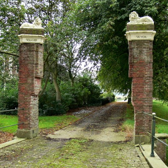 Bakstenen boogbrug en met leeuwen bekroonde bakstenen hekpijlers