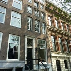 Pand met gevel onder verhoogde lijst met consoles