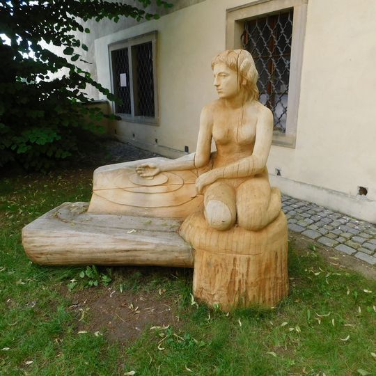 Lavička s postavou dívky