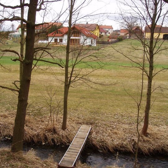 Lávka přes Kocábu u Budína jižně od čp. 18