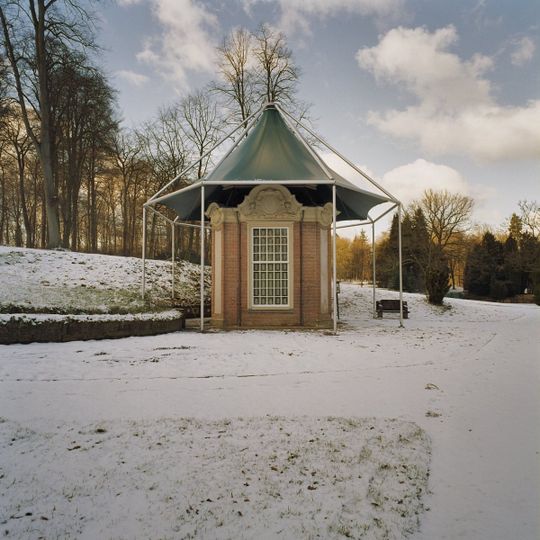 Rosendael: tuinkoepel met tuinmuur