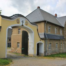 Wohnhaus, südöstliches und westliches Seitengebäude sowie südwestliche Scheune eines Vierseithofes Muschelwitz 3, 3a