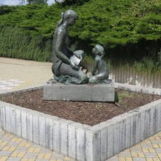 Socha ženy s žákyní před školou v Neštěmické ulici v Krásném Březně