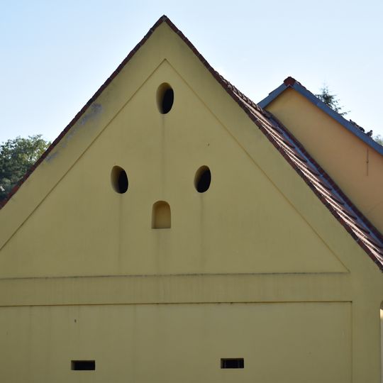 Nika ve štítu stodoly usedlosti čp. 17 v Radčicích