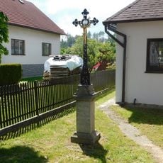 Kříž u kaple v Rozkoši