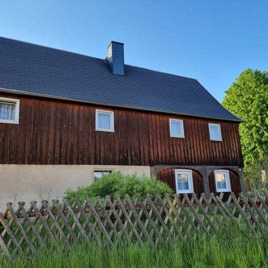 Wohnstallhaus und Granittrog Neukircher Straße 46