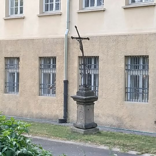 Kříž u Oblastního muzea v Mostě