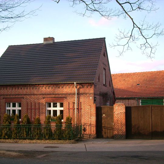 Wohnhaus und Toreinfahrt eines Bauernhofes Kühnichter Straße 17