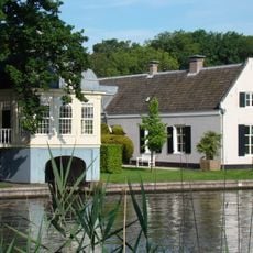 Sterreschans: Houten tuinhuis aan de vecht gelegen